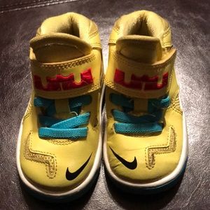 Toddlers high top Nike size 6